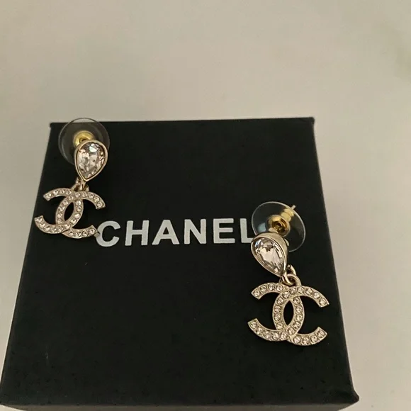 Chanel Gold and Crystal tear drop small Earrings - Picture 5 of 5